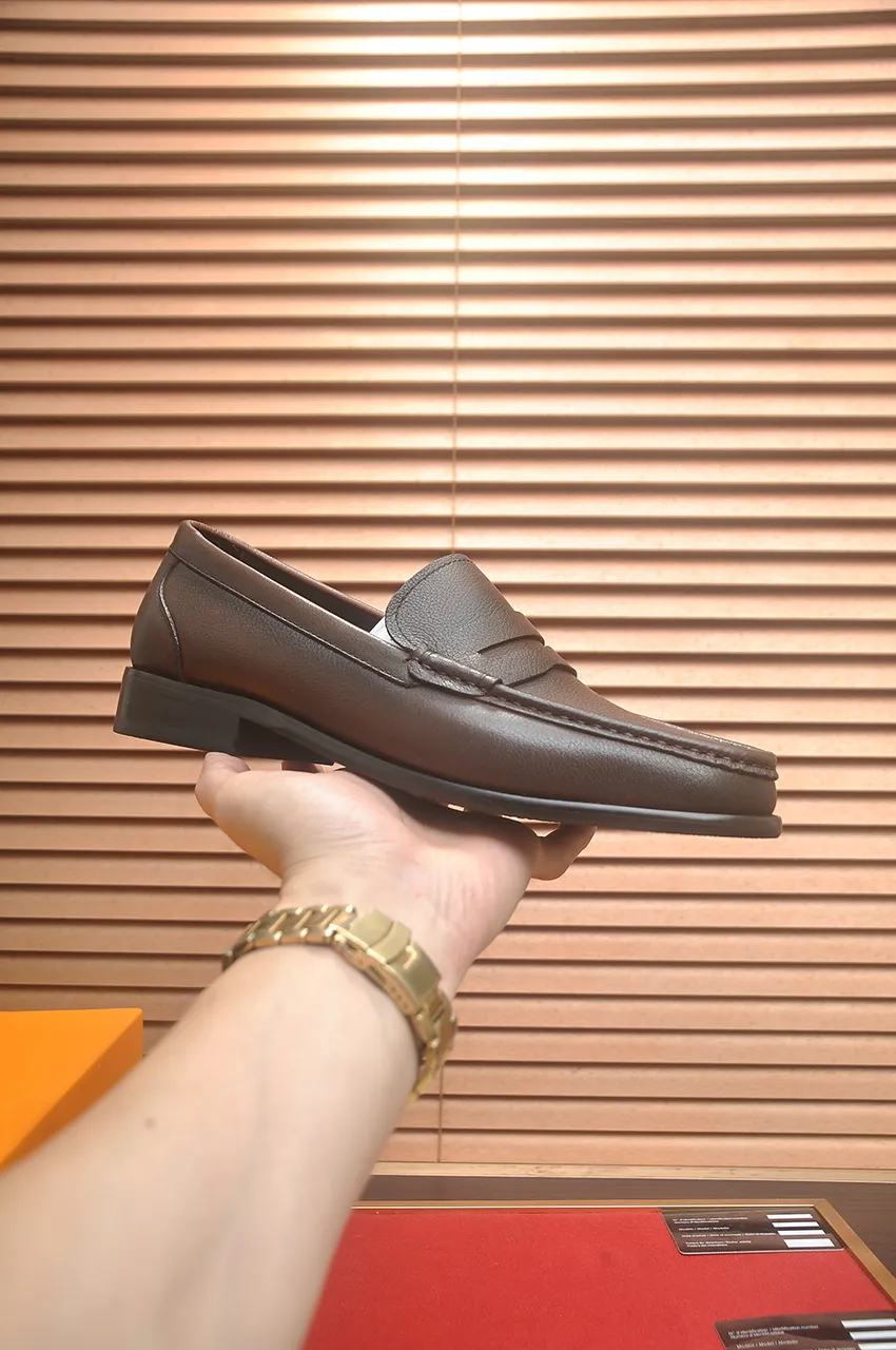 Men's men's shoes 💰540💶 [LV] (original single cowhide lining) 🍀LV's latest genuine leather business suit shoes are launched simultaneously on the official website. The first-layer cowhide imported from Italy is made of heavy gold, 💥official website 1:1 rubber outsole. Versatile to wear, high-end without losing class, and the color combination is extraordinary. This four-season style is alluring when worn on your feet, showing off your big-name flair. Standard code 39-45 (45 customized)